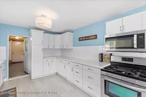 Kitchen - 14120 Myers Rd, Dewitt, MI 48820 photo 3 of 4