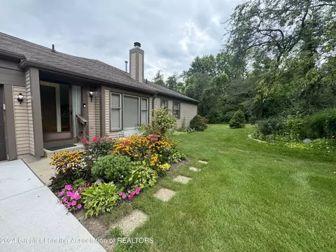 7206 Medallion Dr, Lansing, MI 48917