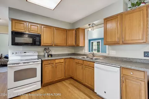 Kitchen - 8901 Seney Dr, Dimondale, MI 48821 photo 3 of 4