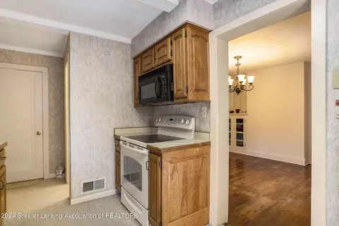 204 E Sturgis St, Saint Johns, MI 48879 photo 7