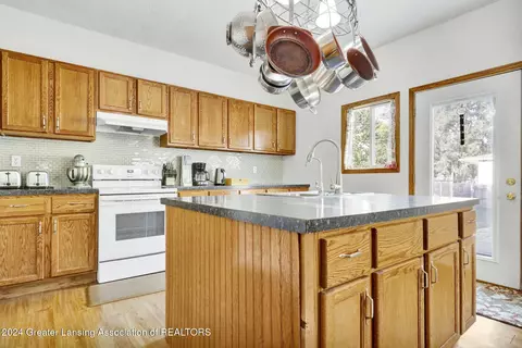402 S Main St, Perry, MI 48872 photo 6