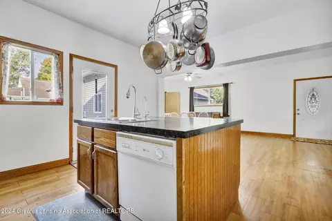 402 S Main St, Perry, MI 48872 photo 5