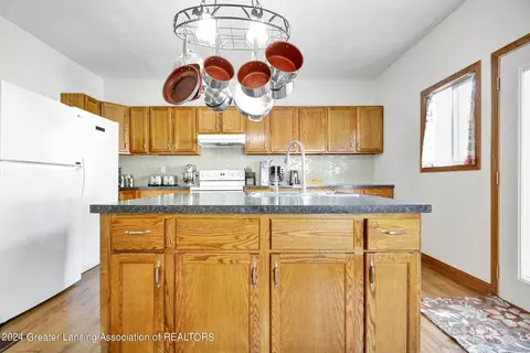 402 S Main St, Perry, MI 48872 photo 8