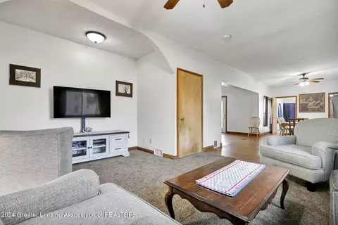 402 S Main St, Perry, MI 48872 photo 12