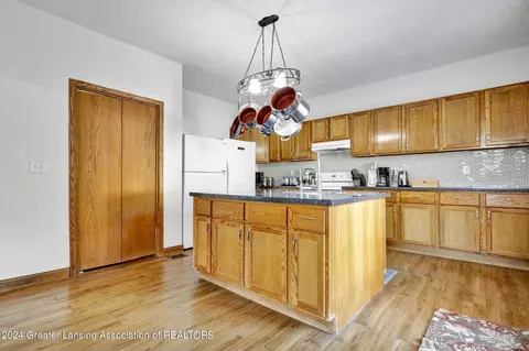 402 S Main St, Perry, MI 48872 photo 7
