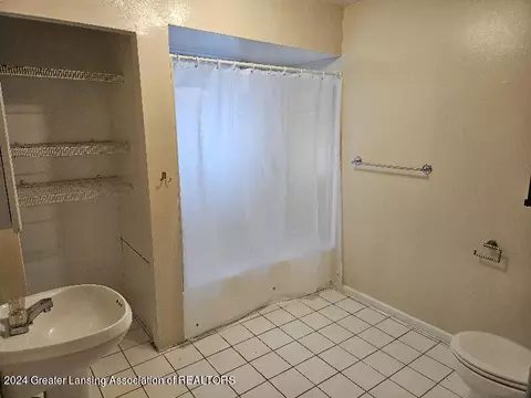 Bath - 424 Chilson Ave, Lansing, MI 48906 photo 1 of 1