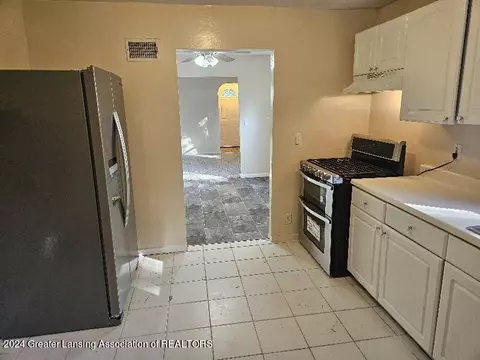 Entry Way - 424 Chilson Ave, Lansing, MI 48906 photo 1 of 3