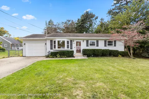 1015 Bretton Rd, Lansing, MI 48917