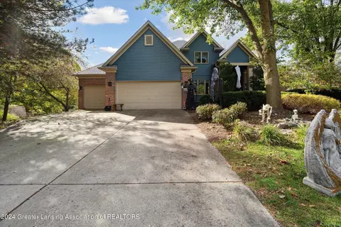 2219 Ridgemoor Ct, Burton, MI 48509