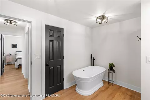 Bath - 919 Maycroft Rd, Lansing, MI 48917 photo 1 of 6