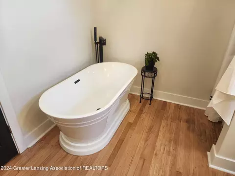 Bath - 919 Maycroft Rd, Lansing, MI 48917 photo 5 of 6