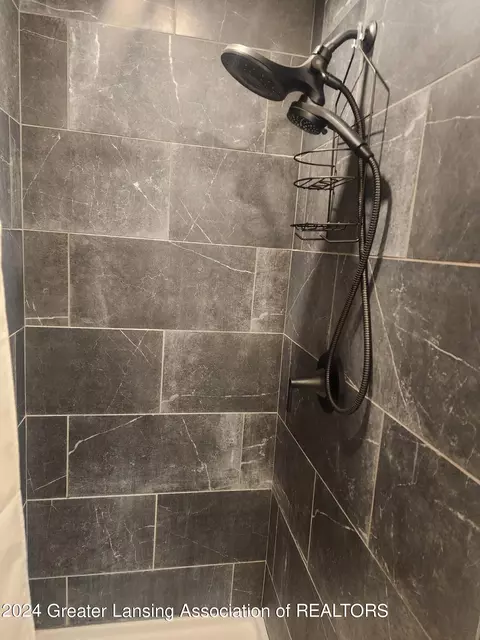 Bath - 919 Maycroft Rd, Lansing, MI 48917 photo 4 of 6