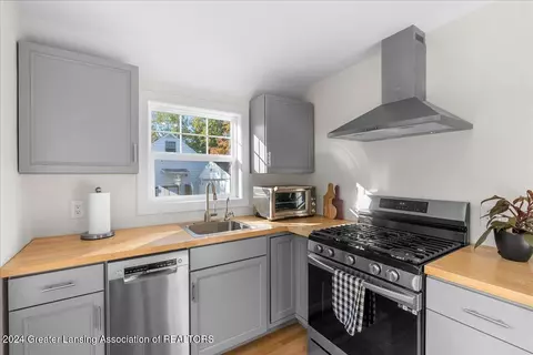 Kitchen - 919 Maycroft Rd, Lansing, MI 48917 photo 2 of 4