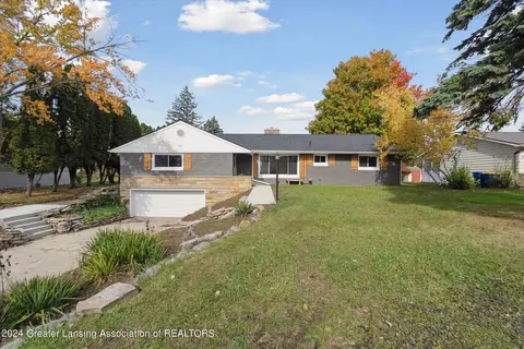 610 Crestview Dr, Corunna, MI 48817 photo 2