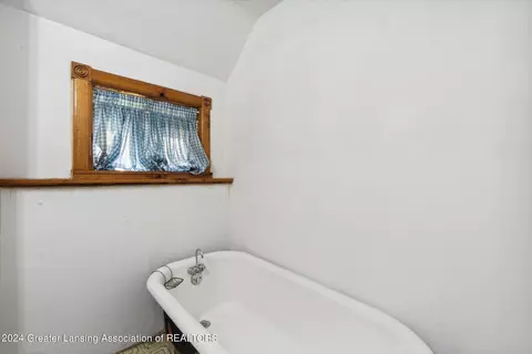 Bath - 508 E Main St, Owosso, MI 48867 photo 2 of 5