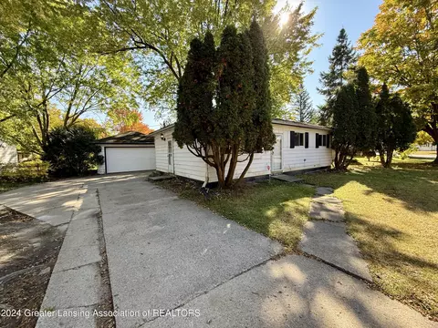 3715 Glenbrook Dr, Lansing, MI 48911