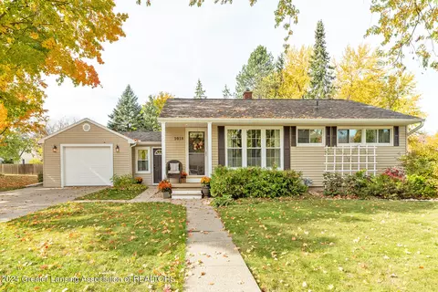 1018 W Colonial Park Dr, Grand Ledge, MI 48837