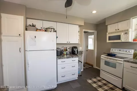 Kitchen - 3423 Cornelia Dr, Lansing, MI 48917 photo 2 of 3