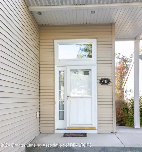 8711 Huntington Dr, Lansing, MI 48917