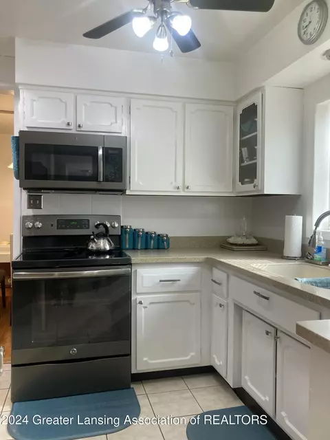 Kitchen - 3025 Cooley Dr, Lansing, MI 48911 photo 6 of 6