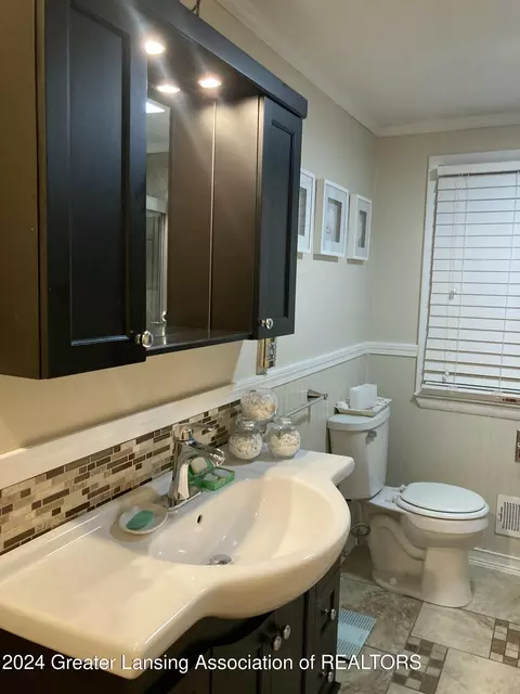 Bath - 3025 Cooley Dr, Lansing, MI 48911 photo 2 of 8
