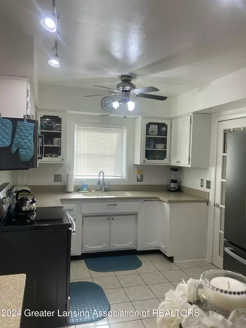 Kitchen - 3025 Cooley Dr, Lansing, MI 48911 photo 5 of 6