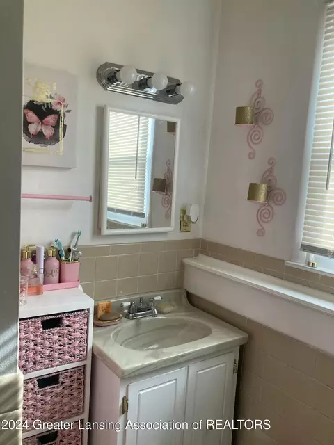Bath - 3025 Cooley Dr, Lansing, MI 48911 photo 7 of 8