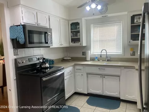 Kitchen - 3025 Cooley Dr, Lansing, MI 48911 photo 3 of 6