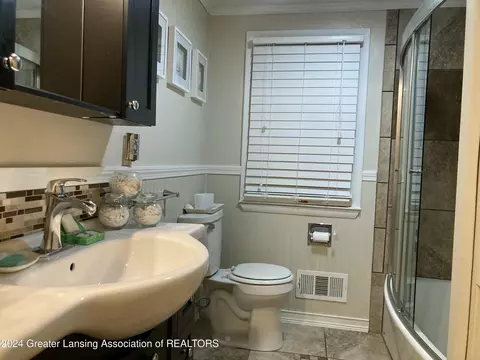 Bath - 3025 Cooley Dr, Lansing, MI 48911 photo 6 of 8