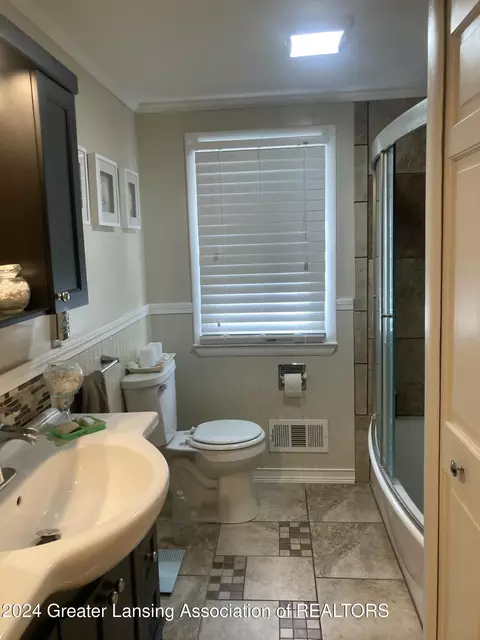 Bath - 3025 Cooley Dr, Lansing, MI 48911 photo 1 of 8