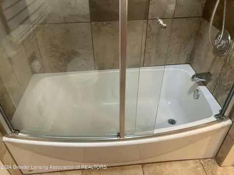 Bath - 3025 Cooley Dr, Lansing, MI 48911 photo 5 of 8