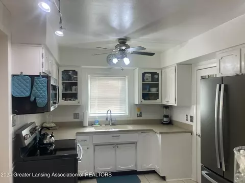 Kitchen - 3025 Cooley Dr, Lansing, MI 48911 photo 4 of 6