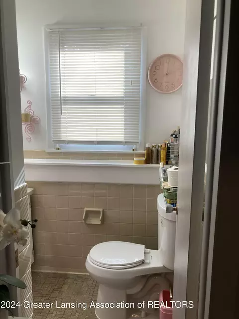 Bath - 3025 Cooley Dr, Lansing, MI 48911 photo 3 of 8