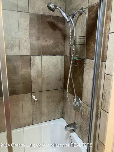 Bath - 3025 Cooley Dr, Lansing, MI 48911 photo 4 of 8