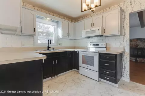 Kitchen - 407 E Herbison Dr, Dewitt, MI 48820 photo 2 of 3