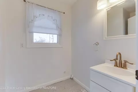 Bath - 407 E Herbison Dr, Dewitt, MI 48820 photo 1 of 2