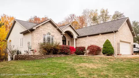713 N Waverly Rd, Dimondale, MI 48821