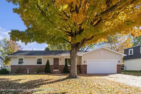 321 Farmstead Ln, Lansing, MI 48917