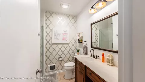 Bath - 930 Montevideo Dr #E, Lansing, MI 48917 photo 2 of 2