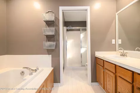 Bath - 13210 Starwood Ln, Dewitt, MI 48820 photo 2 of 3