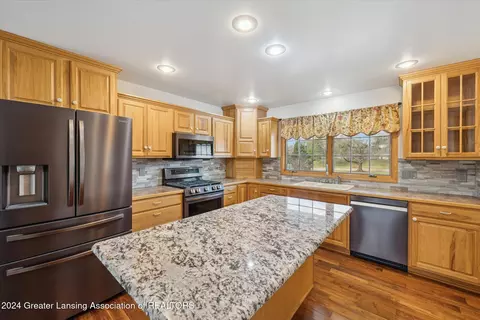 Kitchen - 660 Creyts Rd, Dimondale, MI 48821 photo 3 of 5