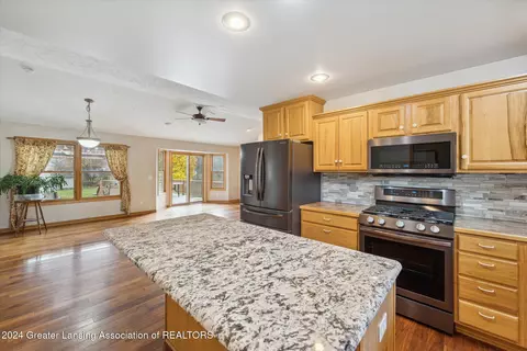 Kitchen - 660 Creyts Rd, Dimondale, MI 48821 photo 4 of 5