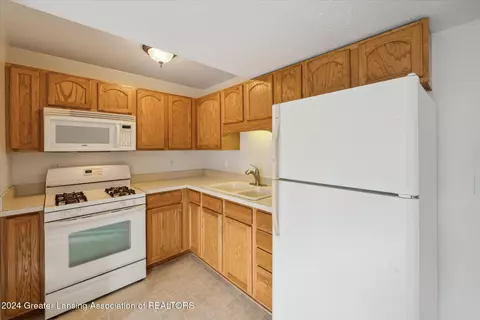 Kitchen - 660 Creyts Rd, Dimondale, MI 48821 photo 5 of 5
