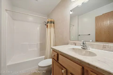 Bath - 660 Creyts Rd, Dimondale, MI 48821 photo 1 of 4