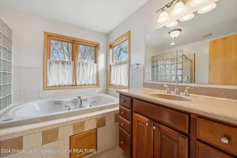 Bath - 660 Creyts Rd, Dimondale, MI 48821 photo 2 of 4