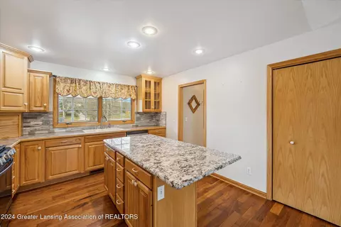 Kitchen - 660 Creyts Rd, Dimondale, MI 48821 photo 2 of 5