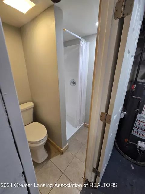 Bath - 1024 Hill Pl, Jackson, MI 49202 photo 6 of 6
