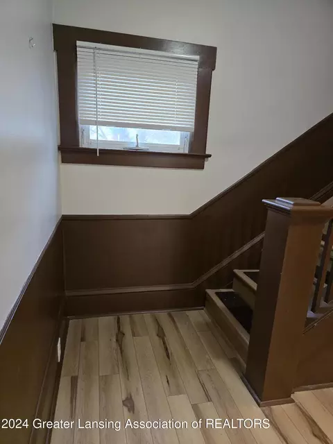 Entry Way - 1024 Hill Pl, Jackson, MI 49202 photo 3 of 6