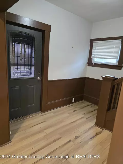 Entry Way - 1024 Hill Pl, Jackson, MI 49202 photo 2 of 6