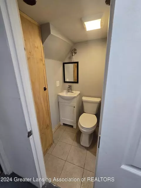 Bath - 1024 Hill Pl, Jackson, MI 49202 photo 5 of 6